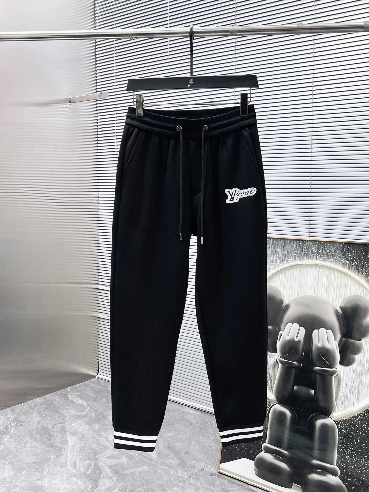 🅿️720 LV hot-selling suit is coming. Focus on the original version of the official website. 2025 new hot-selling cardigan suit. The original order is the best. 🇭🇰The meticulous work of top designers. It has a fitting and perfect upper body effect. All-natural high-quality Tencel Roman cotton 100%, close-fitting comfort, noble and elegant! Original hardware embodies elegance and nobility! Counter size: M-3XL (maximum wear up to 190 pounds)